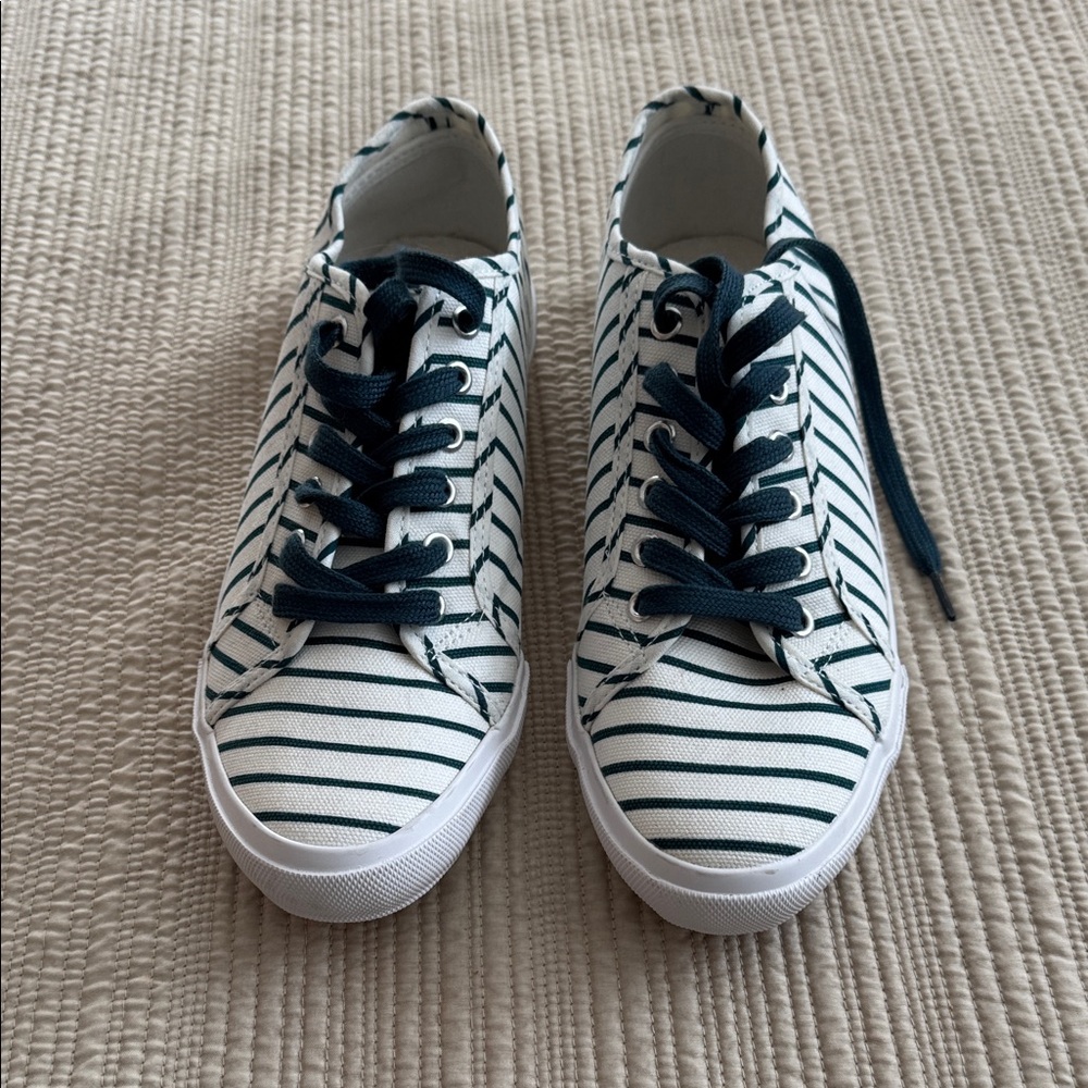 Sneakers dark green and white. Size 10.